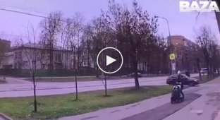 В Москве невнимательный водитель наехал на девушку с коляской
