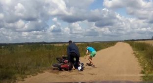 В Беларуси пьяный отец на мотоцикле с двумя детьми хотел уехать от ГАИ и упал (1 фото + 1 видео)