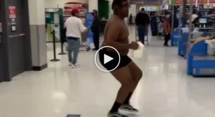 Неадекватный протест темнокожего парня в супермаркете
