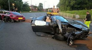 В Великобритании участники дорогой аварии сбежали с места ДТП (5 фото)
