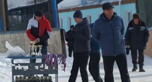 Сибирских футболистов возмутил подарок от мэра (3 фото)