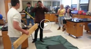Еще один учитель учит физике студентов на собственном примере