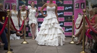 В Нью-Йорке показали удивительные свадебные платья из туалетной бумаги (18 фото)