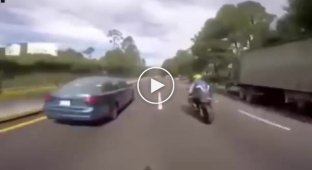 Девушка на вольцвагене испугалась сильно мотоциклистов