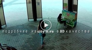 В Новокузнецке две девушки подожгли уличное пианино