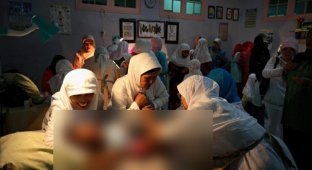 Обрезание девочек в Индонезии (12 фото)