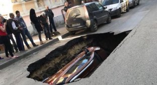 В Ростове-на-Дону автомобиль провалился под землю (3 фото + видео)