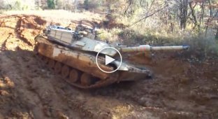 M1 Abrams пытается выехать из грязи