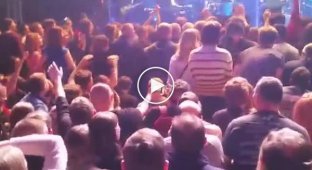 Зрители встали на колени на концерте Юрия Шевчука