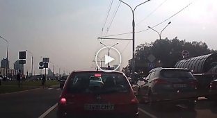 В Минске пешеход прошел прямо по капоту Шкоды