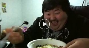 Толстый кореец очень радуется еде