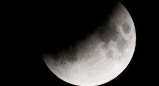 Частичное лунное затмение и кровавый восход (2 фото + видео)