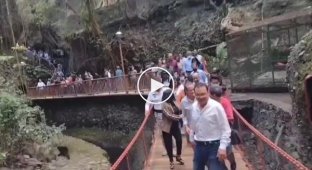 Подвесной мост с кучей людей в Мексике рухнул в момент торжественного открытия