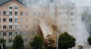 Струя кипятка затопила квартиры в Минске (17 фото + видео)