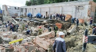 В Новосибирске стена обрушилась на рабочих (4 фото + видео)