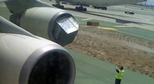 Засосало в турбину самолета (3 фотографии)