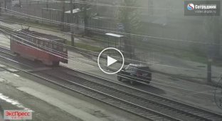В Бийске водитель Jaguar врезался в трамвай на путях