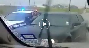 Полицейский застрял в окне автомобиля