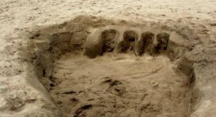 Огромные отпечатки ног на пляже (4 фото)