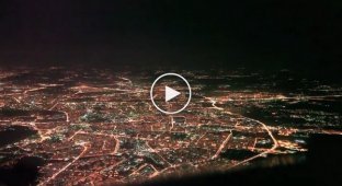 Ночной заход самолетов на посадку с видом из кабины пилотов. Посадка в Москве, Россия