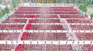 Невероятное зрелище: 30 тысяч мастеров кунг-фу двигаются в едином танце! (22 фото + 1 видео)