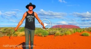 Австралийский парень щелкает кнутами под музыку
