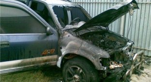 Сожгли машину (3 фотографии)