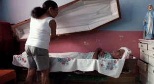 Пожилой бразилец 23 года спит в гробу (7 фото)