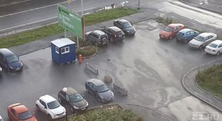 В Екатеринбурге неизвестные пытаются сделать из бесплатной парковки платную (5 фото + видео)