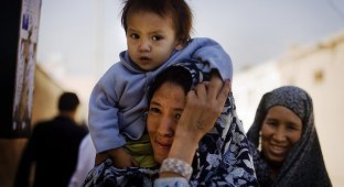 Охрана материнства и детства в Афганистане (13 фото)