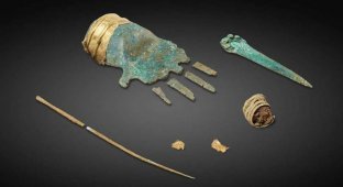 Археологов озадачила 3500-летняя бронзовая перчатка (3 фото)