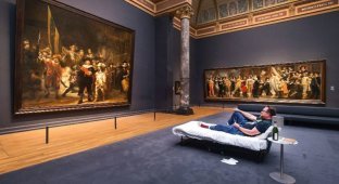 Посетителю музея в Амстердаме разрешили переночевать перед картиной Рембрандта (6 фото + 1 видео)