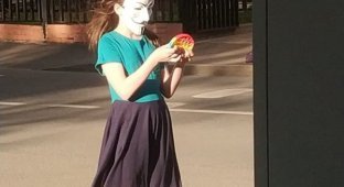 Девочка в маске Гая Фокса и с поп-ит в руках вдохновила художников из соцсетей (12 фото)