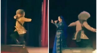Чеченский танцор умер на сцене прямо во время выступления (4 фото + 2 видео)