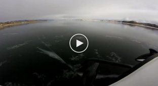 Машина ломает первый лед на Байкале