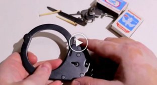 Как снять наручники без ключа при помощи спички