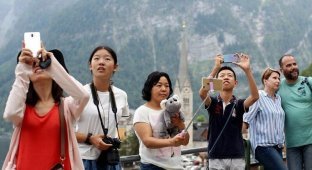 Селфи-апокалипсис в действии: как туристы из Азии стали бедствием для австрийского городка Гальштат (9 фото)