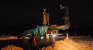 В Киеве рухнул памятник основателям города (14 фото)