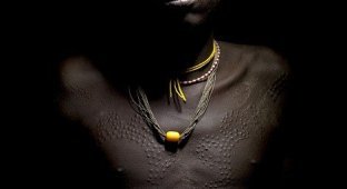 Шрамирование по-африкански с помощью колючек и лезвия (24 фото)