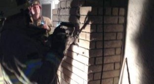 В США обнаженная женщина застряла в дымоходе камина (3 фото)