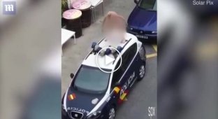 В Испании женщина устроила голый протест на крыше полицейского авто
