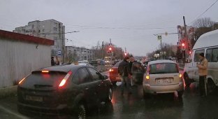 В Ульяновске пенсионер сбил беременную женщину и попытался скрыться (2 фото + 2 видео)