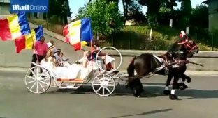 В Румынии прошла роскошная свадьба с дорогими машинами, каретой и вертолетом (11 фото + видео)