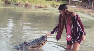 Студентка из США устроила себе на выпускной фотосессию со здоровенным аллигатором (3 фото)