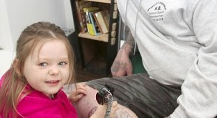 Самая маленькая татуировщица в мире (2 фото)