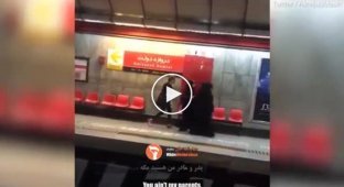 Женщина набросилась на женскую полицию нравов в метро