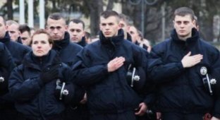 В Ровно жалуются на полицейских, исполняющих гимн