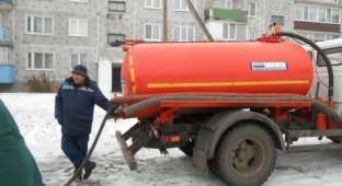 Жителям Омской области питьевую воду привезла ассенизаторская машина (2 фото)