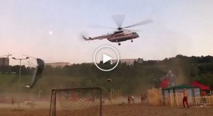 Вертолет МЧС приземлился в Нижнем Новгороде и остановил праздник местных