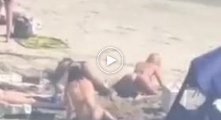 Девушки развлекаются на пляже и снимают все на видео